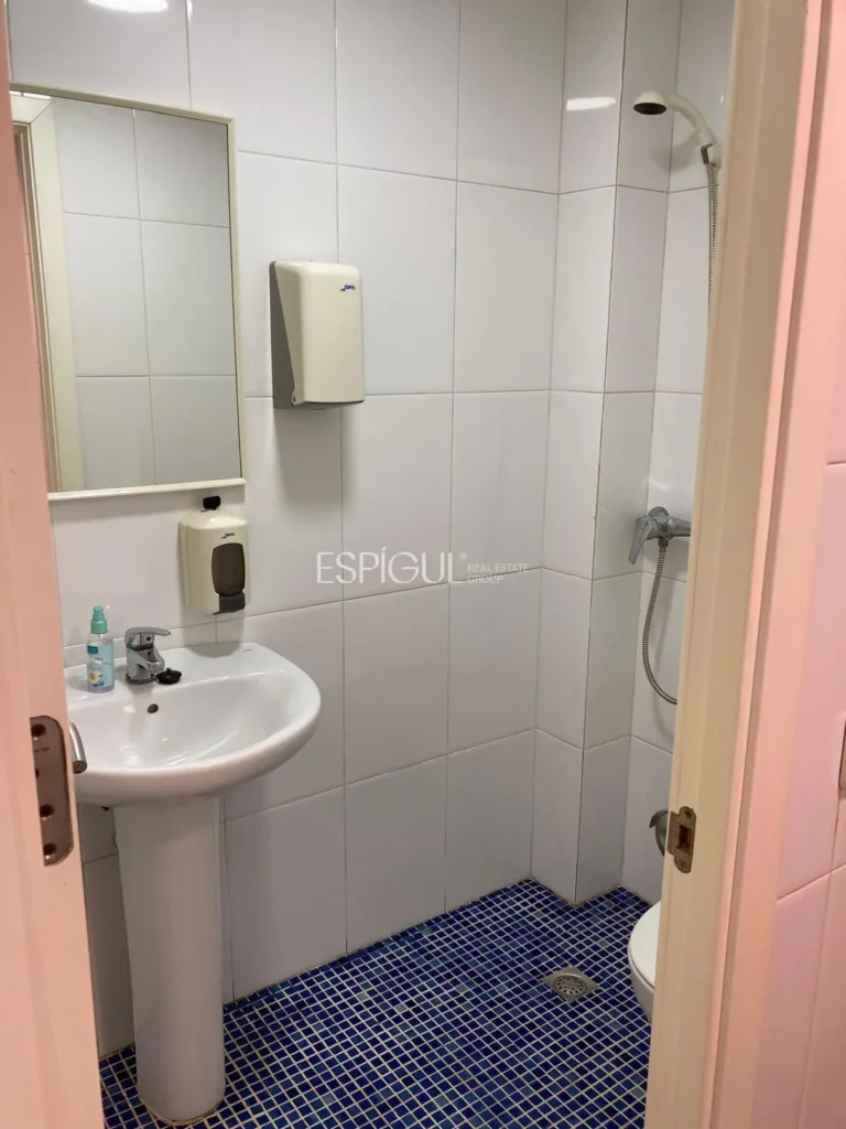 Se vende local comercial con negocio consolidado en Anglès