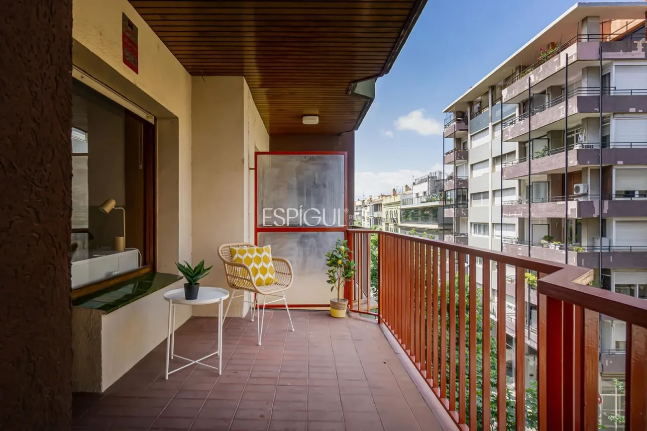 Amplio piso con terraza  a un paso de la estación AVE de Girona