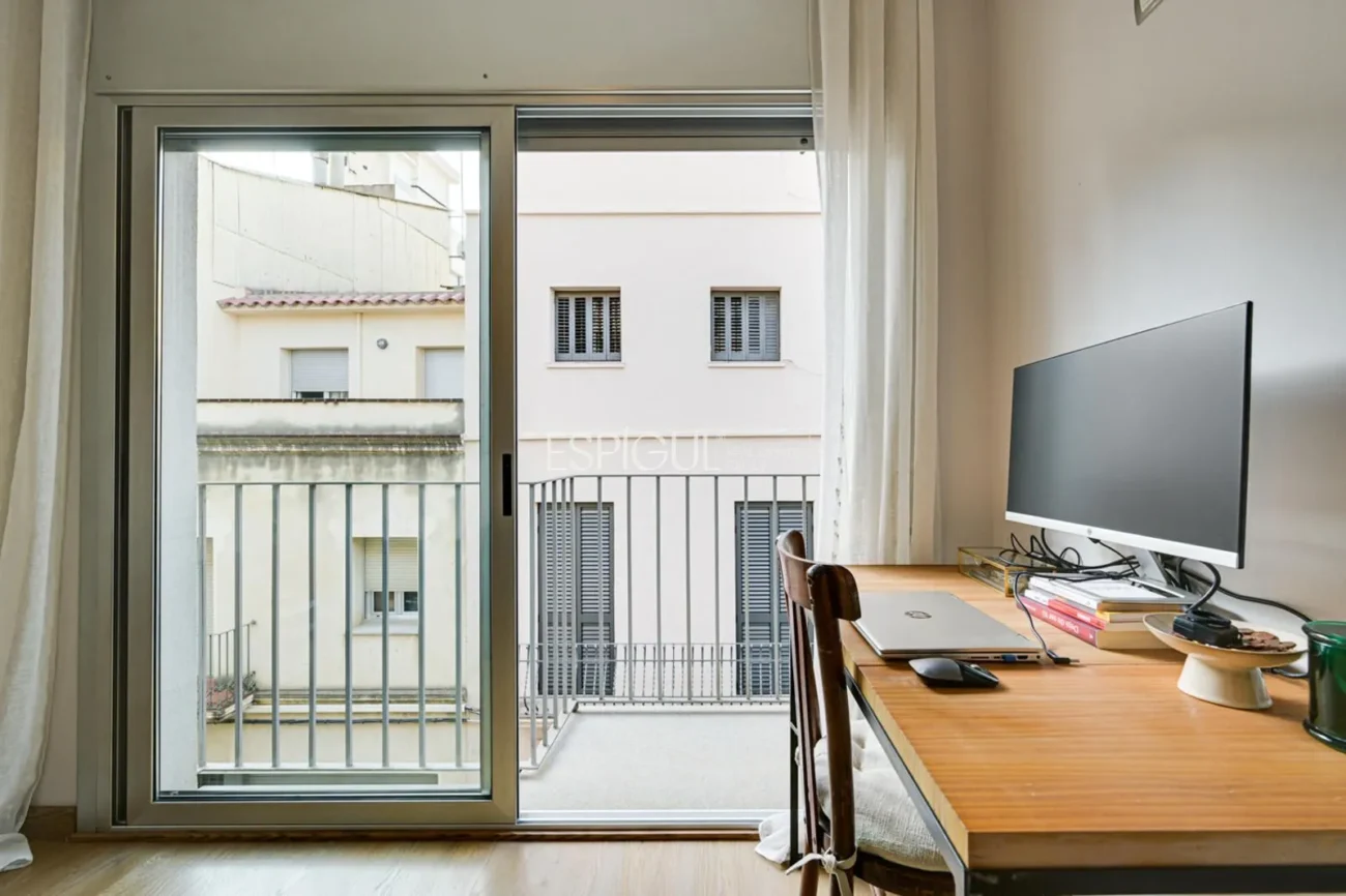 Àtic dúplex invertit amb terrassa privada i plaça de pàrquing al centre de Mataró
