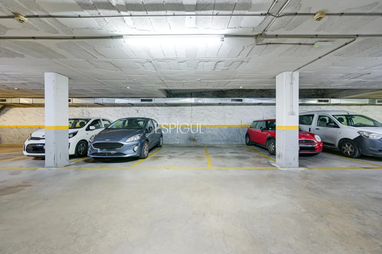 Àtic dúplex invertit amb terrassa privada i plaça de pàrquing al centre de Mataró