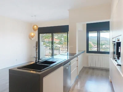 Maison mitoyenne à louer à Alella avec terrasse, vue sur la mer et piscine commune.