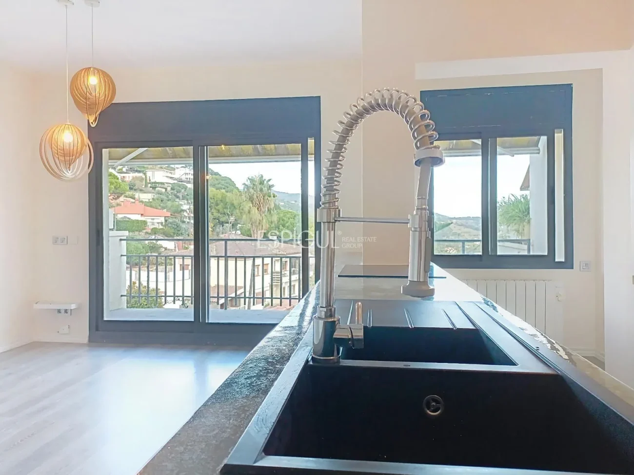 Maison mitoyenne à louer à Alella avec terrasse, vue sur la mer et piscine commune.