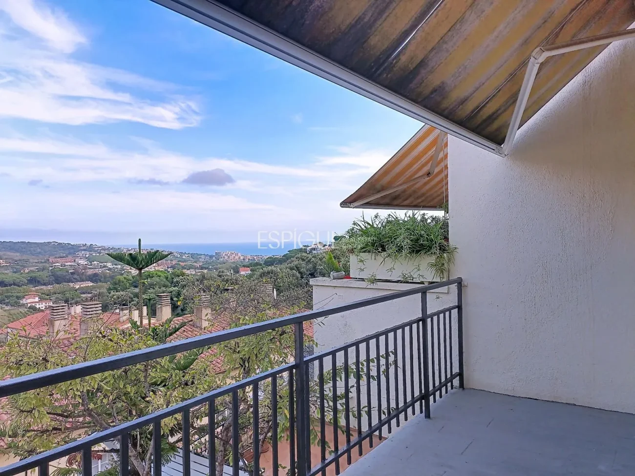 Maison mitoyenne à louer à Alella avec terrasse, vue sur la mer et piscine commune.