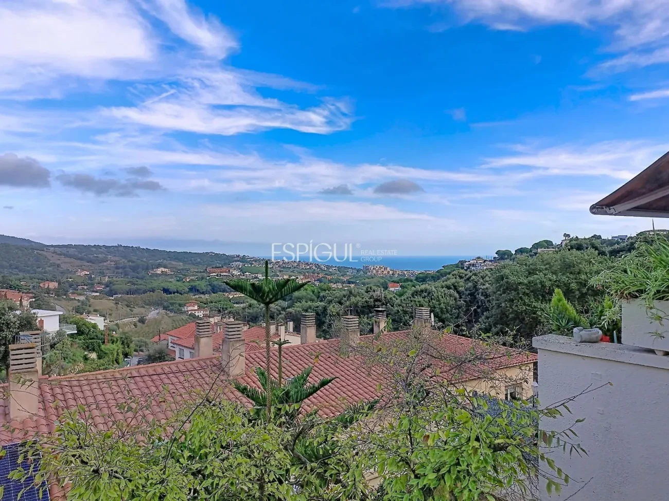 Maison mitoyenne à louer à Alella avec terrasse, vue sur la mer et piscine commune.