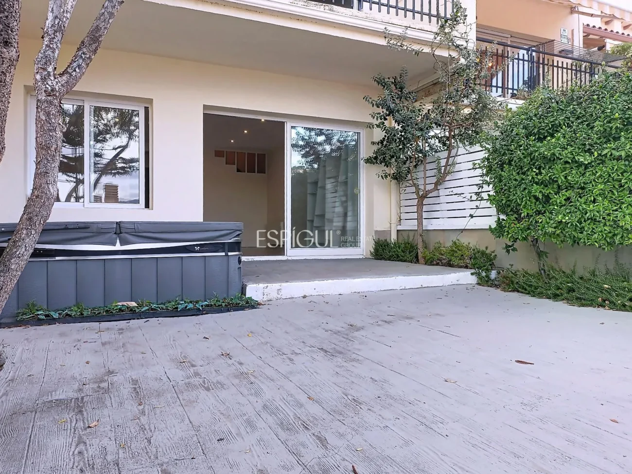 Maison mitoyenne à louer à Alella avec terrasse, vue sur la mer et piscine commune.