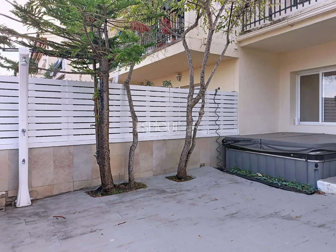 Maison mitoyenne à louer à Alella avec terrasse, vue sur la mer et piscine commune.