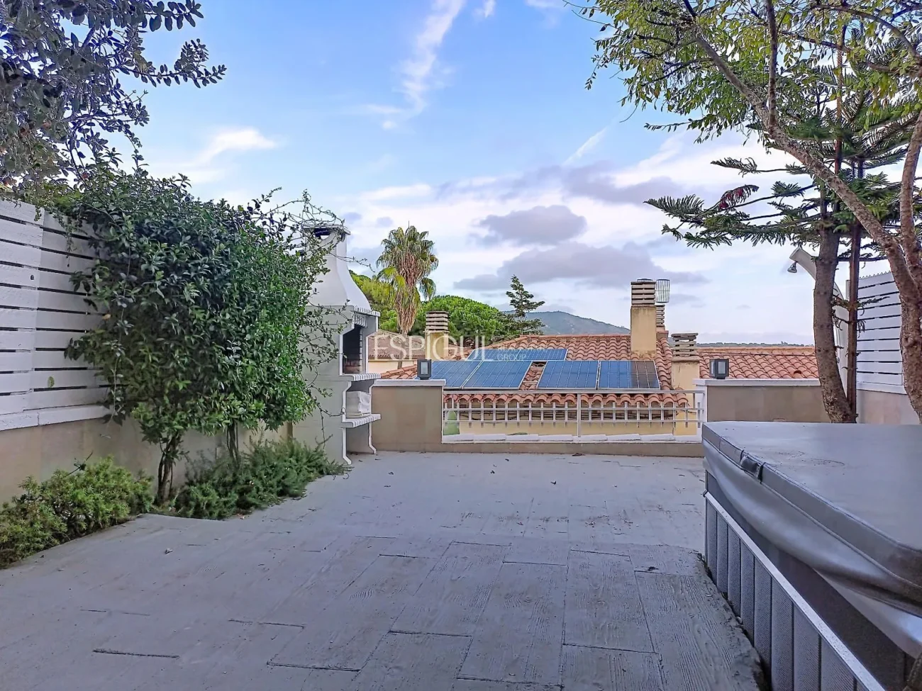 Maison mitoyenne à louer à Alella avec terrasse, vue sur la mer et piscine commune.