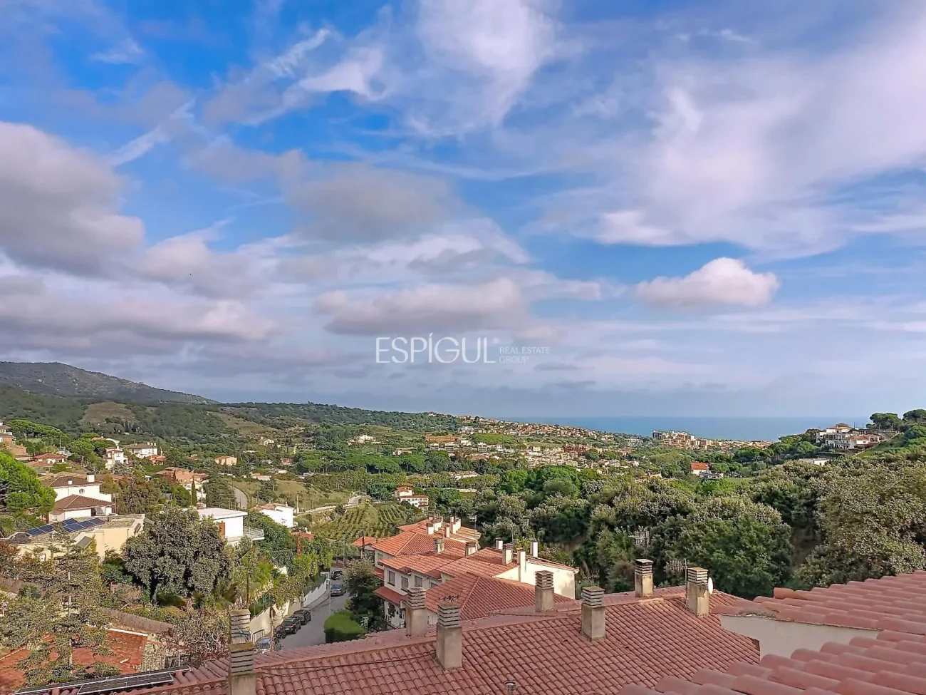 Maison mitoyenne à louer à Alella avec terrasse, vue sur la mer et piscine commune.