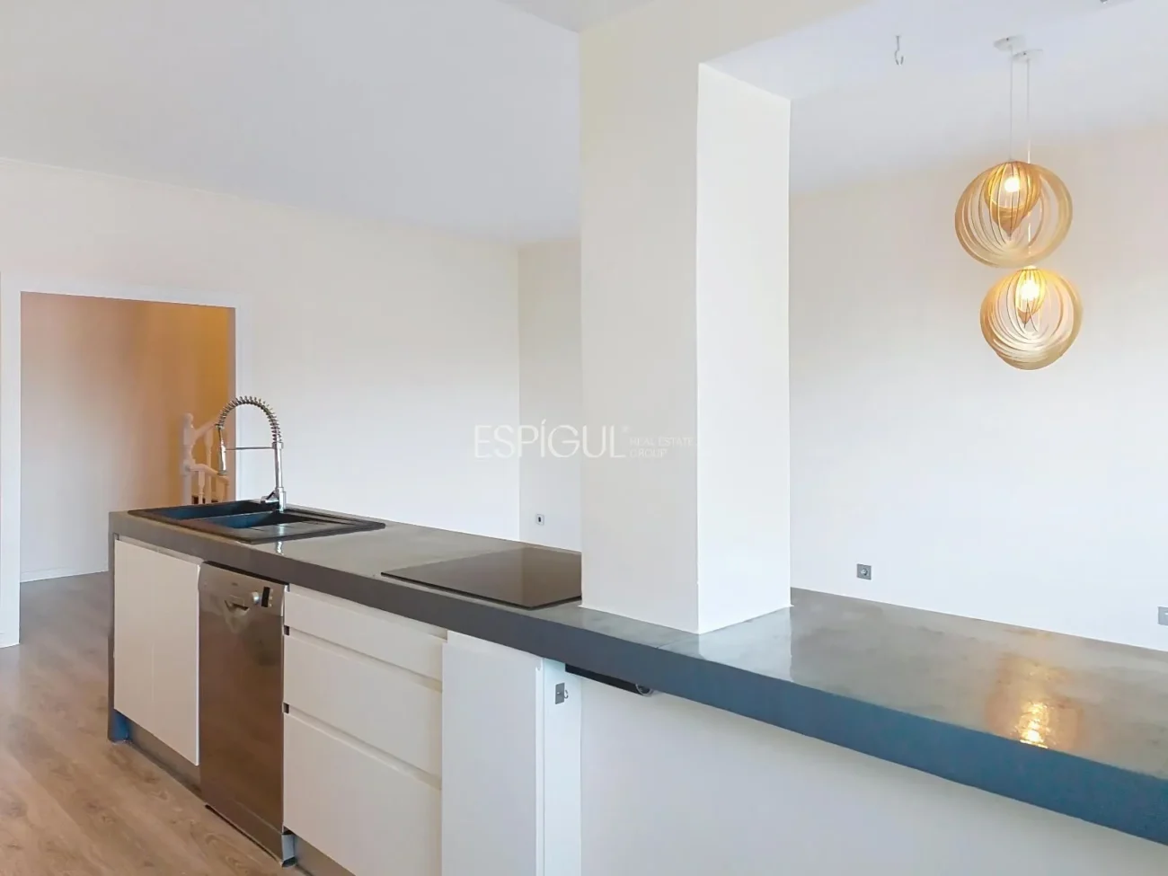 Casa adosada en alquiler en Alella con terraza, vistas al mar y piscina comunitaria