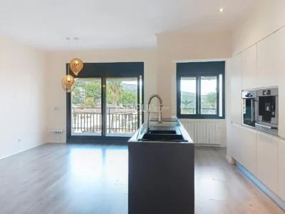Casa adosada en alquiler en Alella con terraza, vistas al mar y piscina comunitaria