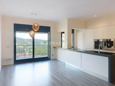 Casa adosada en alquiler en Alella con terraza, vistas al mar y piscina comunitaria