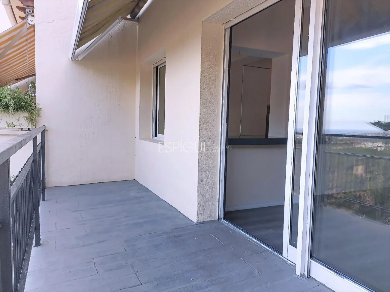 Casa adosada en alquiler en Alella con terraza, vistas al mar y piscina comunitaria