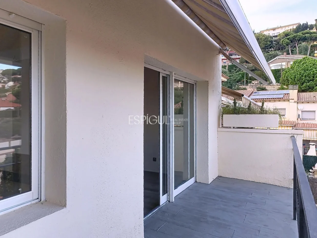 Casa adosada en alquiler en Alella con terraza, vistas al mar y piscina comunitaria