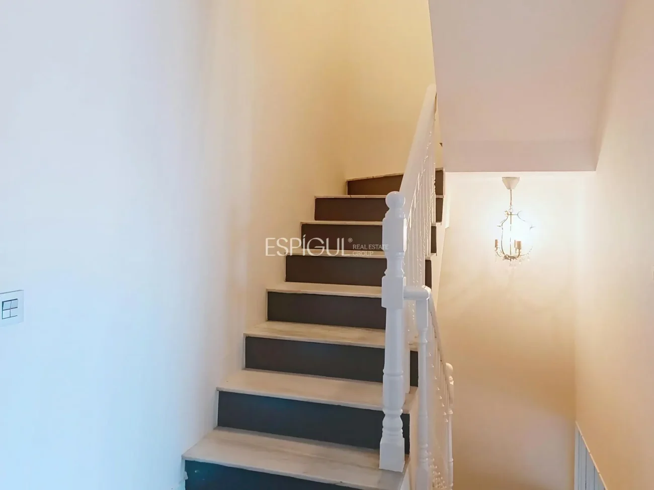 Casa adosada en alquiler en Alella con terraza, vistas al mar y piscina comunitaria