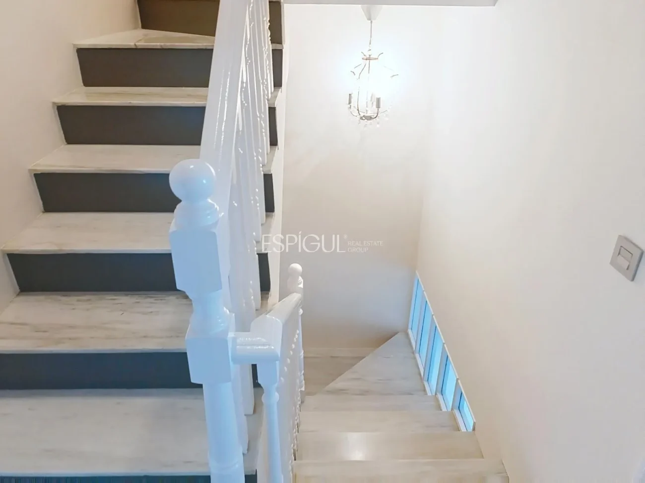 Casa adosada en alquiler en Alella con terraza, vistas al mar y piscina comunitaria