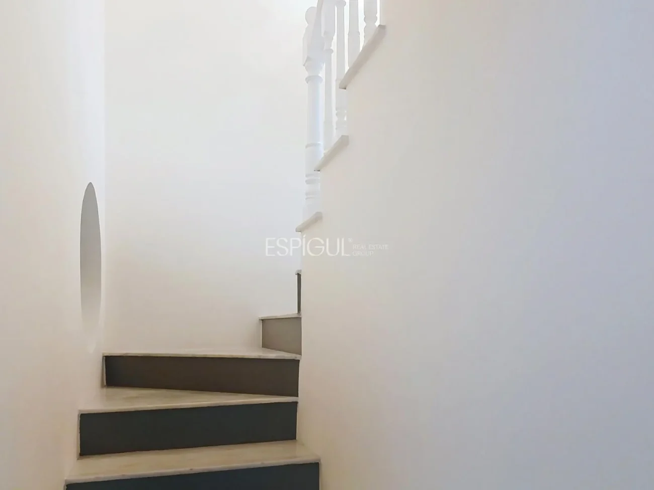 Casa adosada en alquiler en Alella con terraza, vistas al mar y piscina comunitaria