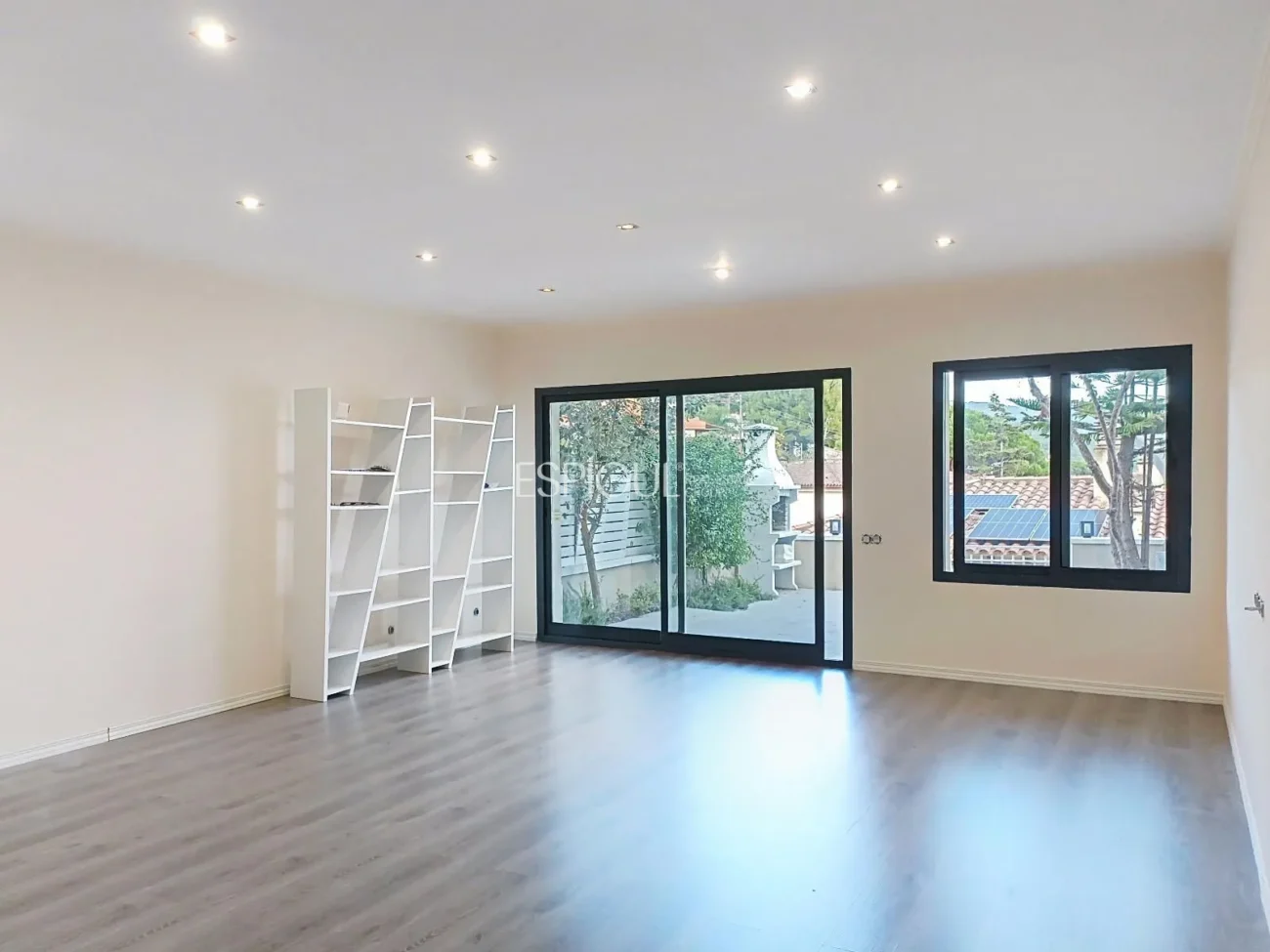 Casa adosada en alquiler en Alella con terraza, vistas al mar y piscina comunitaria