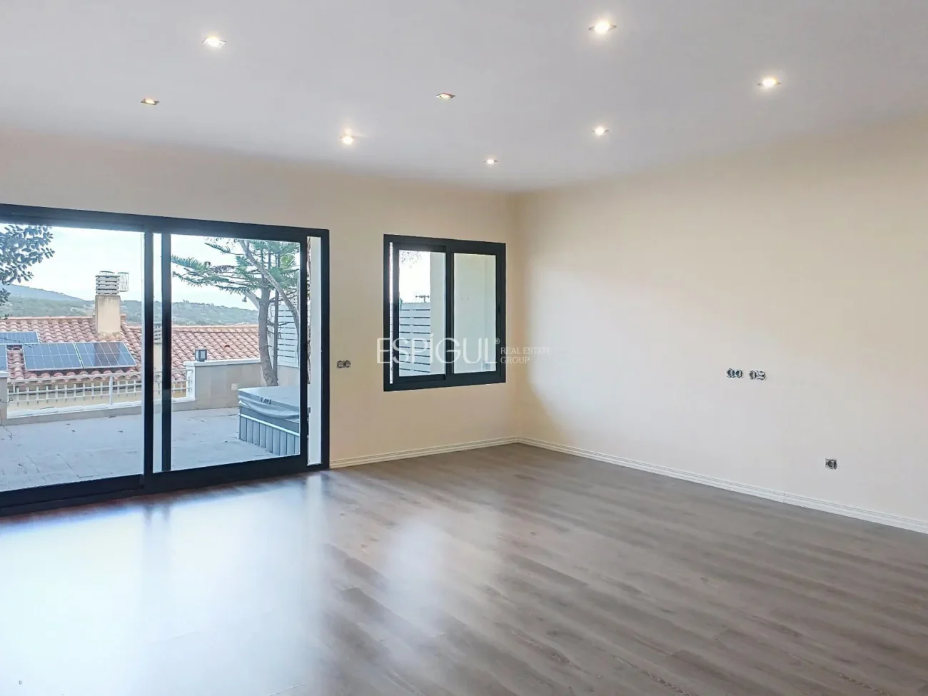 Casa adosada en alquiler en Alella con terraza, vistas al mar y piscina comunitaria