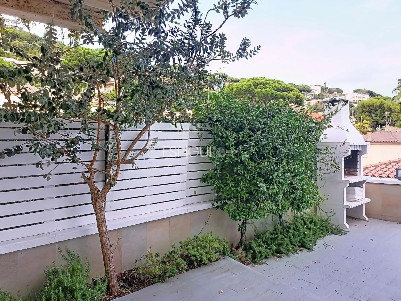 Casa adosada en alquiler en Alella con terraza, vistas al mar y piscina comunitaria