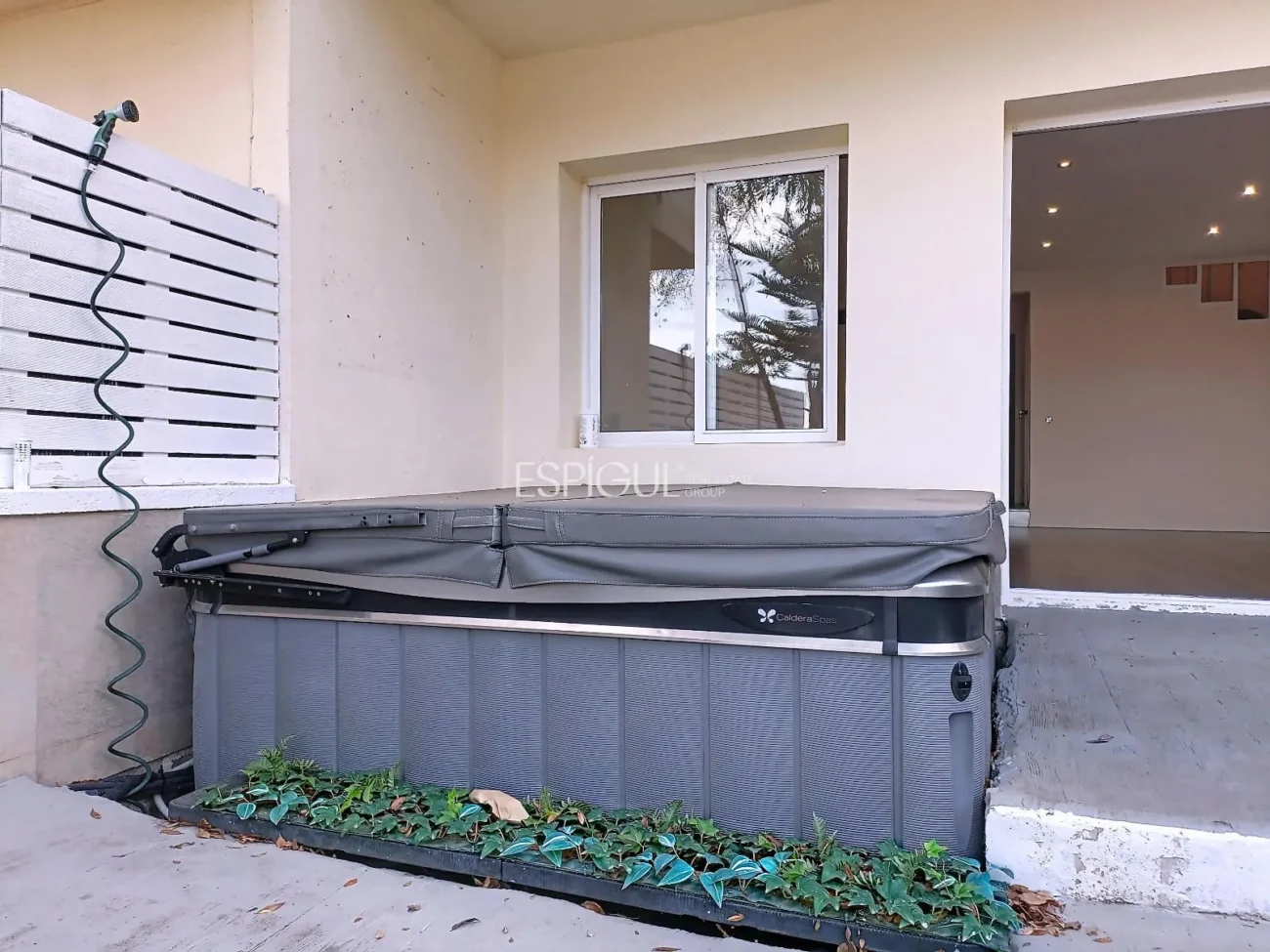 Casa adosada en alquiler en Alella con terraza, vistas al mar y piscina comunitaria
