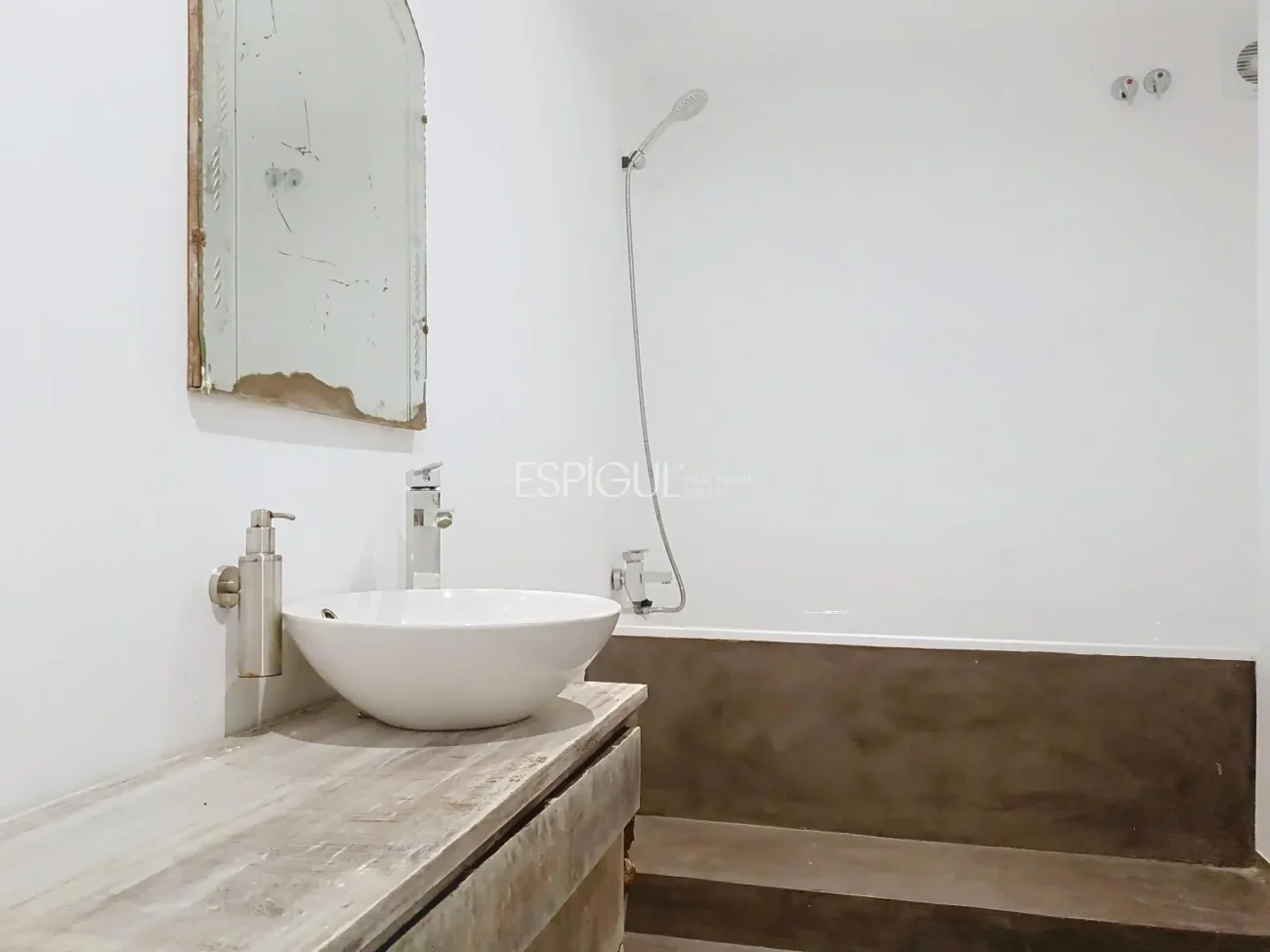 Casa adosada en alquiler en Alella con terraza, vistas al mar y piscina comunitaria