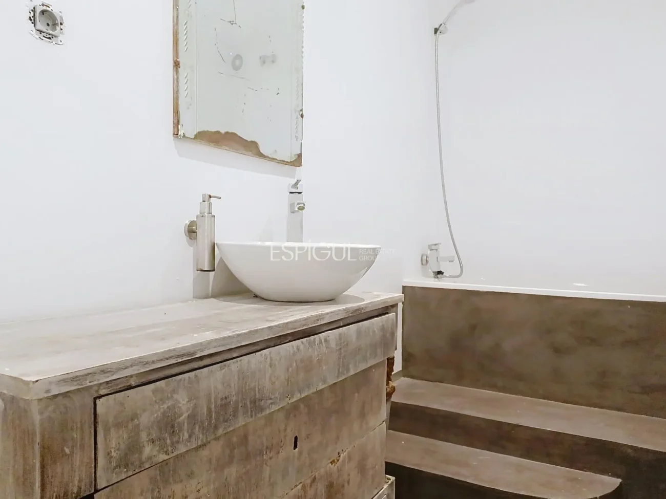 Casa adosada en alquiler en Alella con terraza, vistas al mar y piscina comunitaria