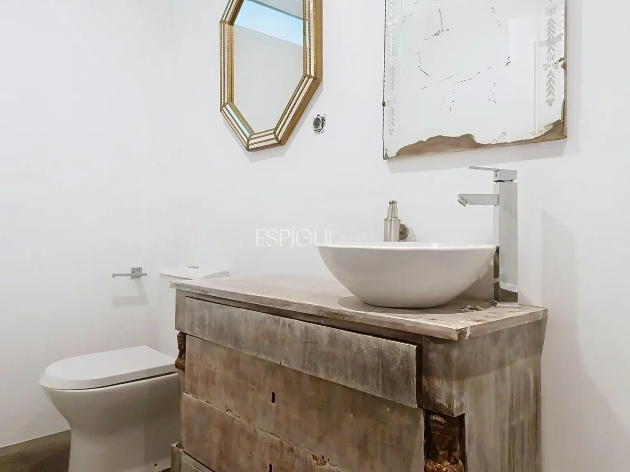 Casa adosada en alquiler en Alella con terraza, vistas al mar y piscina comunitaria