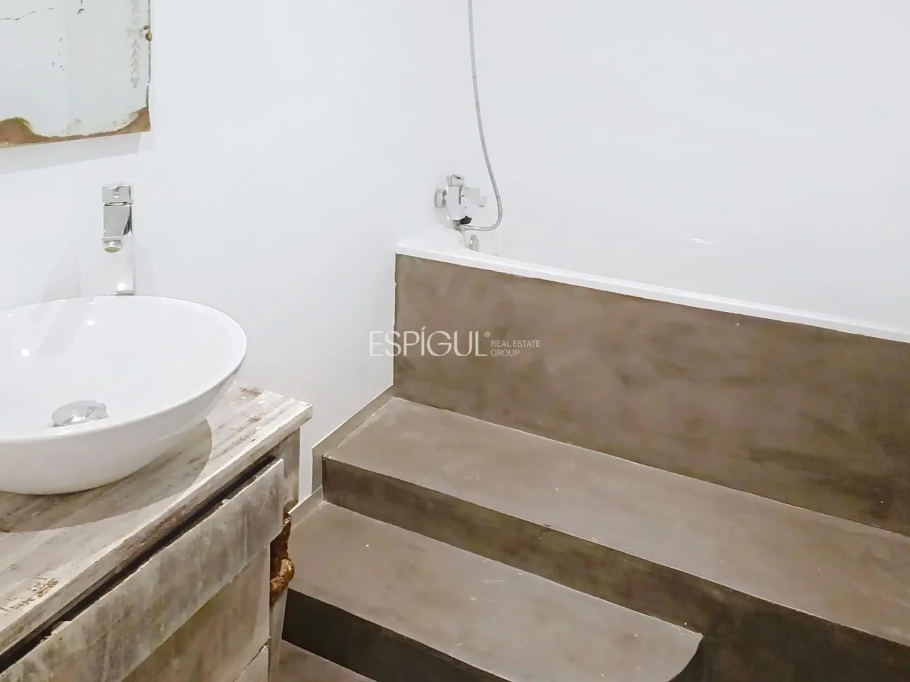 Casa adosada en alquiler en Alella con terraza, vistas al mar y piscina comunitaria