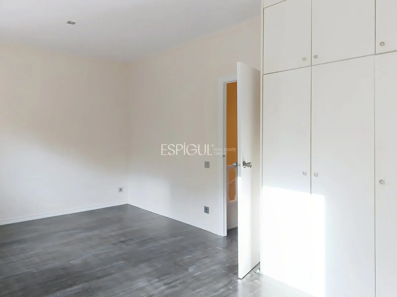 Casa adosada en alquiler en Alella con terraza, vistas al mar y piscina comunitaria