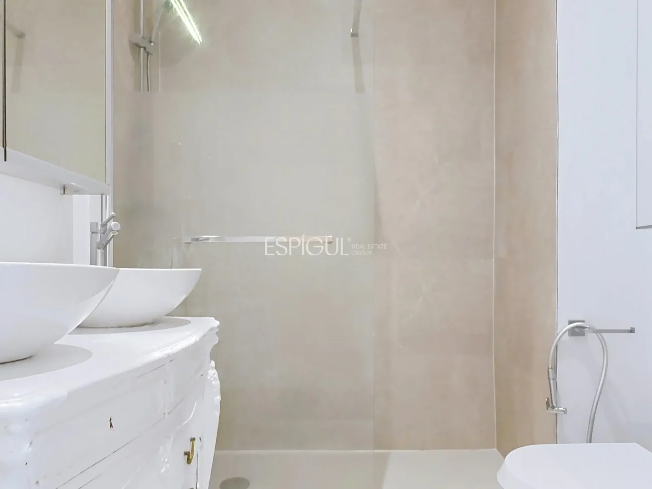 Casa adosada en alquiler en Alella con terraza, vistas al mar y piscina comunitaria