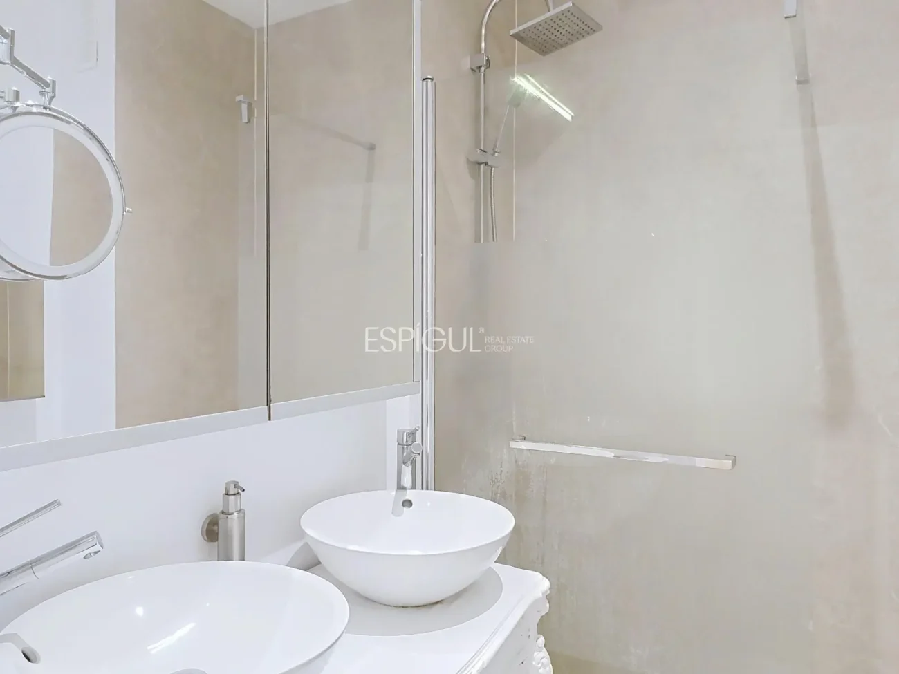 Casa adosada en alquiler en Alella con terraza, vistas al mar y piscina comunitaria