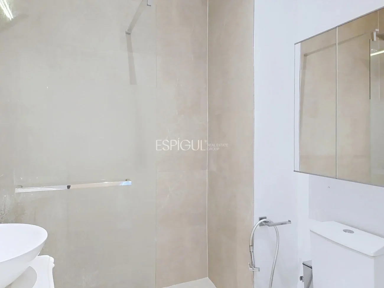 Casa adosada en alquiler en Alella con terraza, vistas al mar y piscina comunitaria