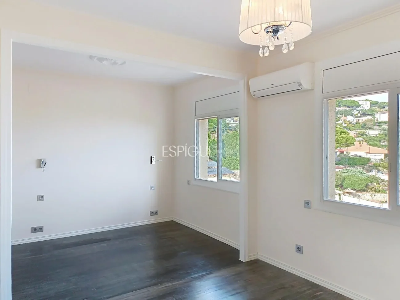 Casa adosada en alquiler en Alella con terraza, vistas al mar y piscina comunitaria