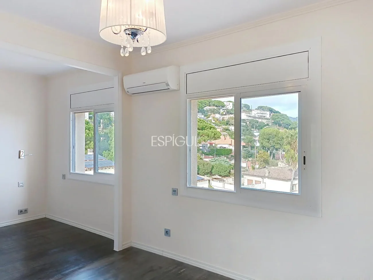 Casa adosada en alquiler en Alella con terraza, vistas al mar y piscina comunitaria