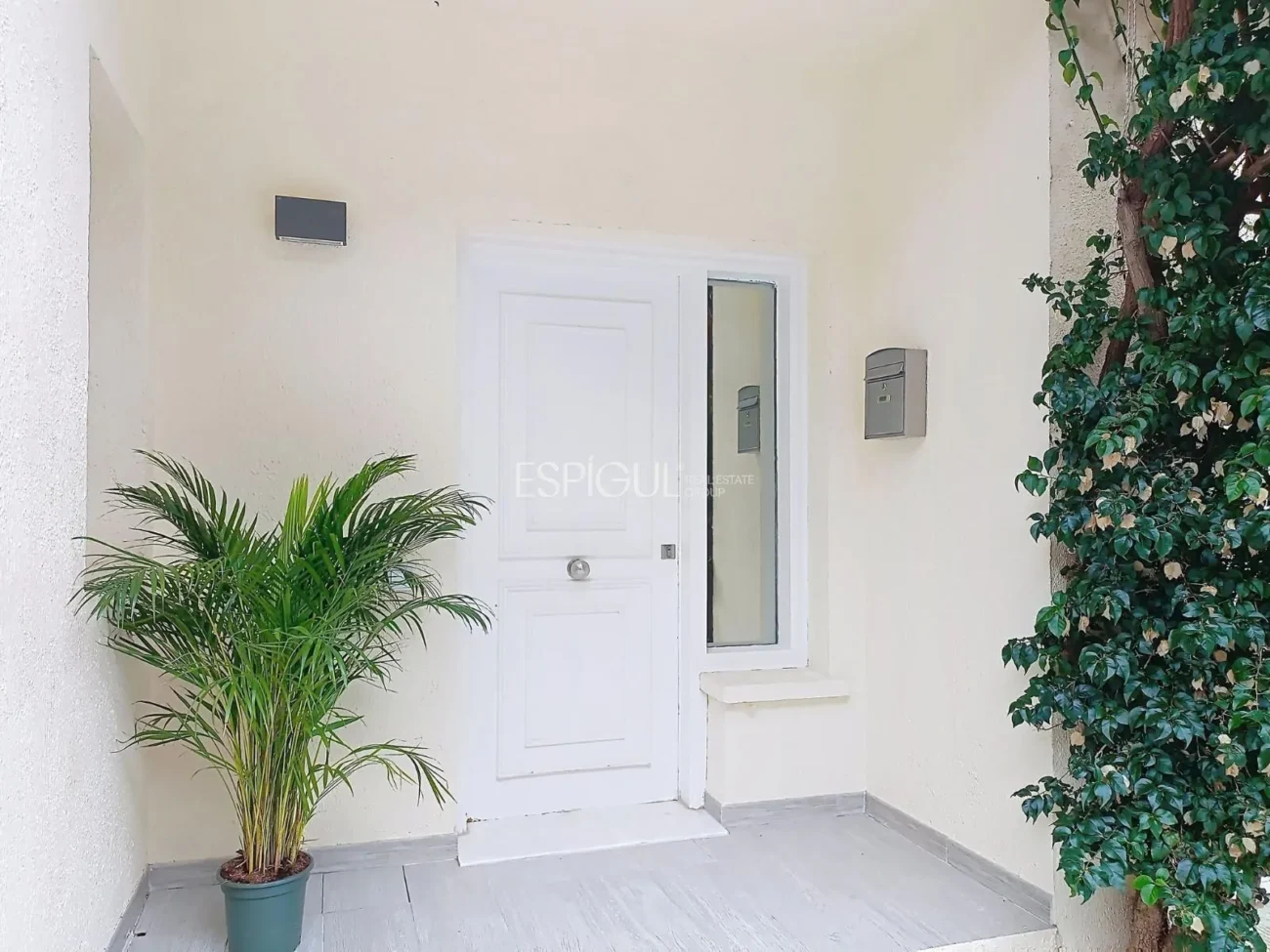 Casa adosada en alquiler en Alella con terraza, vistas al mar y piscina comunitaria