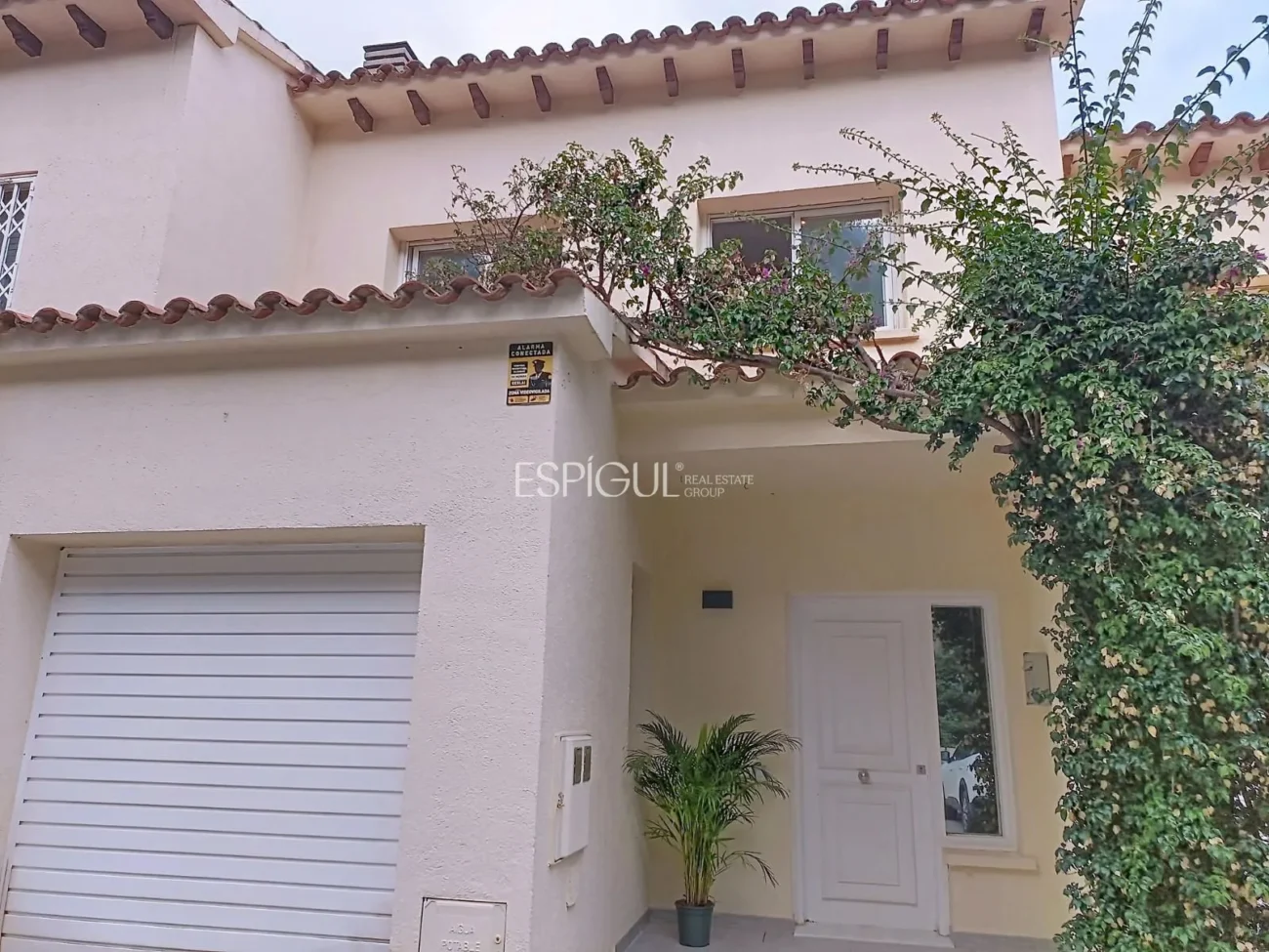 Casa adosada en alquiler en Alella con terraza, vistas al mar y piscina comunitaria