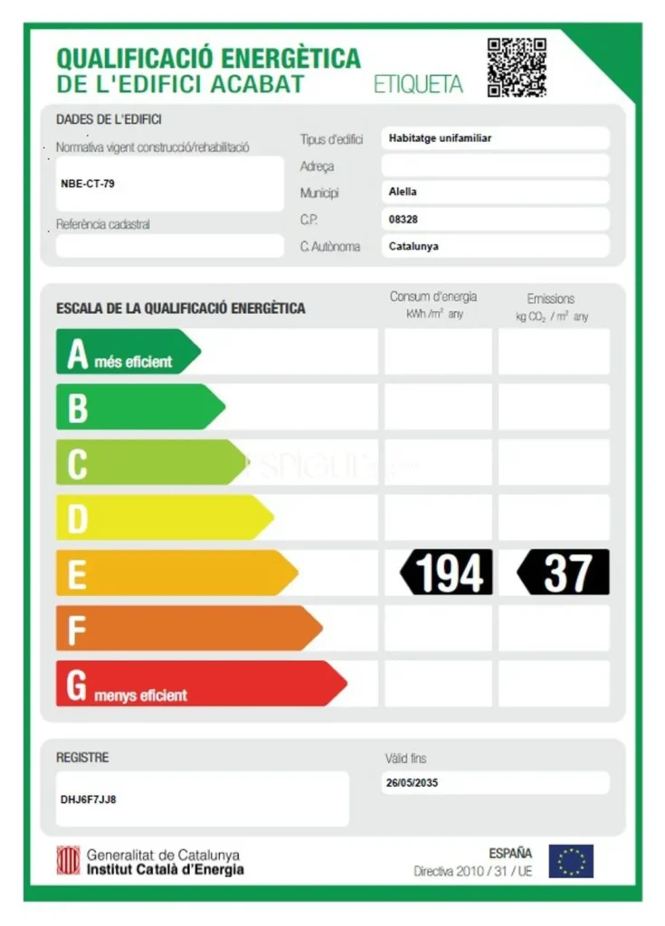 Casa adosada en alquiler en Alella con terraza, vistas al mar y piscina comunitaria