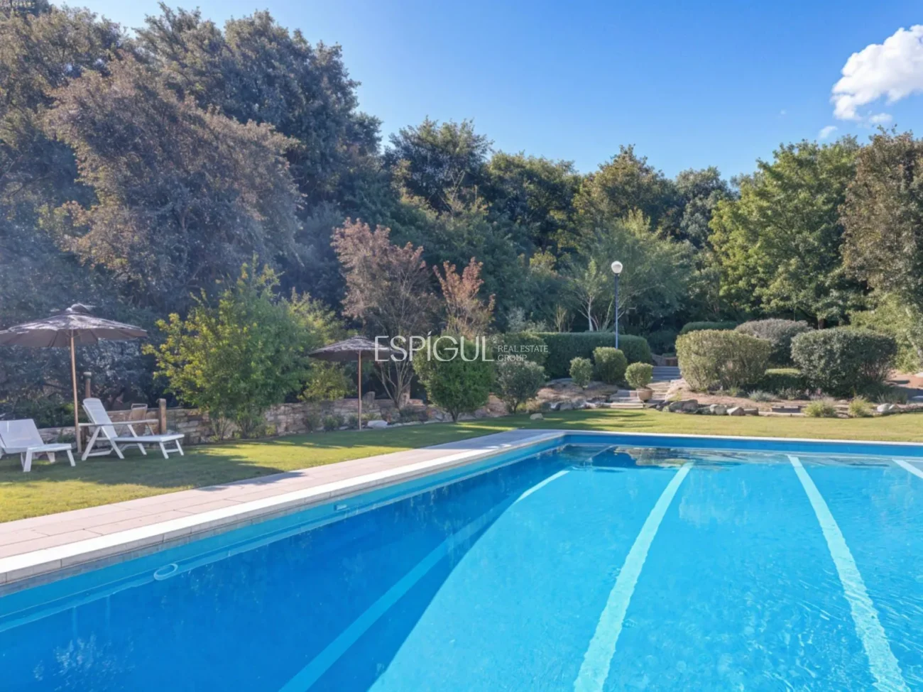 Casa adosada en alquiler en Alella con terraza, vistas al mar y piscina comunitaria