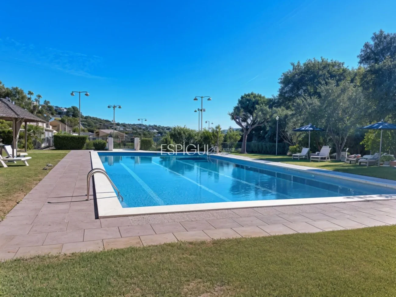 Casa adosada en alquiler en Alella con terraza, vistas al mar y piscina comunitaria