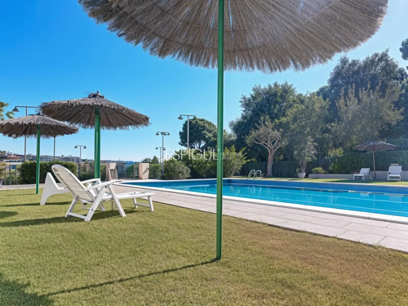 Casa adosada en alquiler en Alella con terraza, vistas al mar y piscina comunitaria