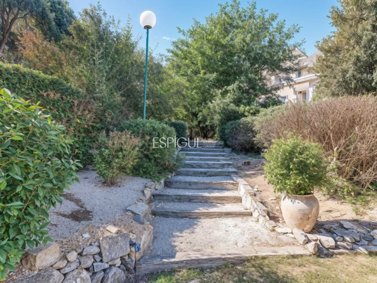 Casa adosada en alquiler en Alella con terraza, vistas al mar y piscina comunitaria