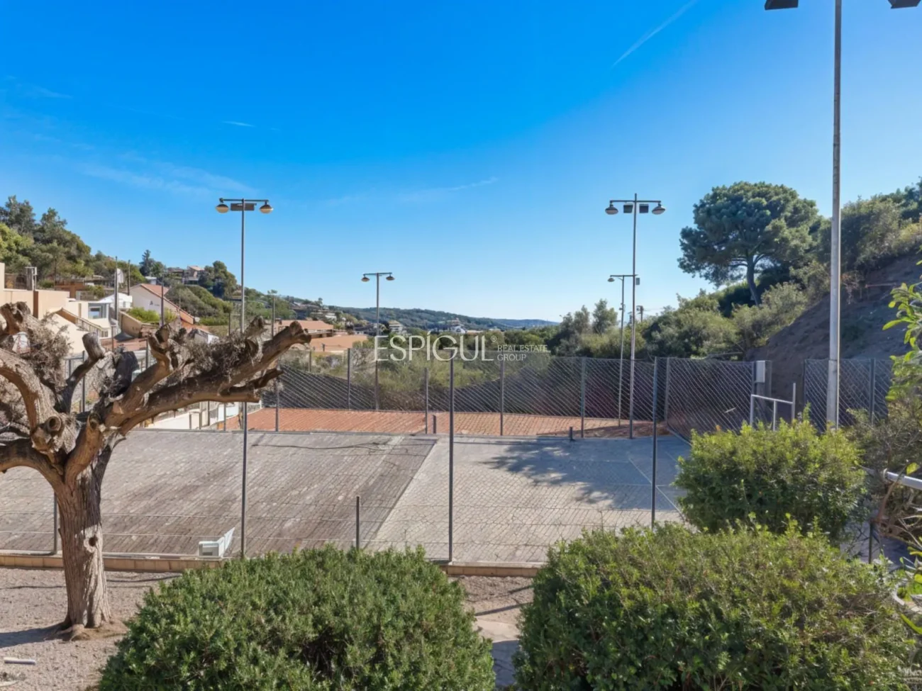 Casa adosada en alquiler en Alella con terraza, vistas al mar y piscina comunitaria
