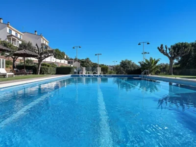 Casa adosada en alquiler en Alella con terraza, vistas al mar y piscina comunitaria