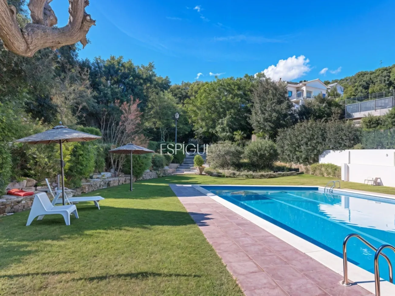 Casa adosada en alquiler en Alella con terraza, vistas al mar y piscina comunitaria