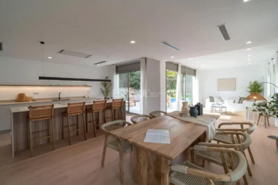 Casa de estilo moderno en Alella con jardín, piscina y vistas a la montaña