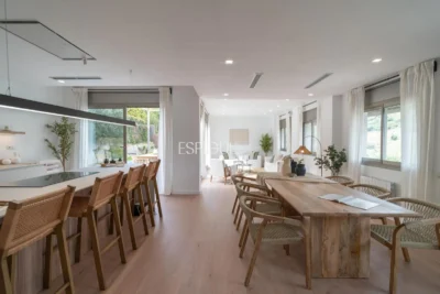 Casa de estilo moderno en Alella con jardín, piscina y vistas a la montaña
