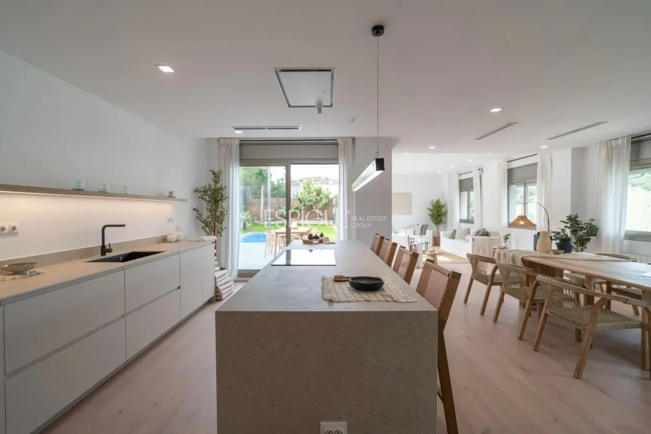 Casa de estilo moderno en Alella con jardín, piscina y vistas a la montaña