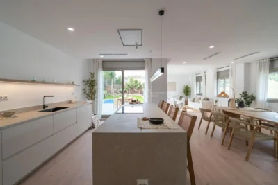 Casa de estilo moderno en Alella con jardín, piscina y vistas a la montaña