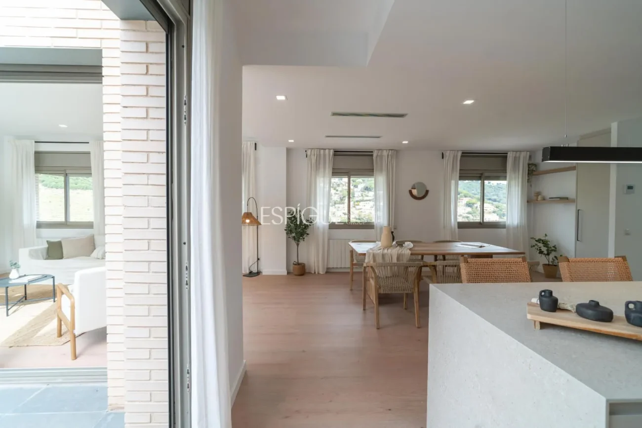 Casa de estilo moderno en Alella con jardín, piscina y vistas a la montaña