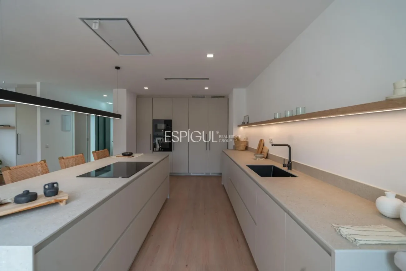 Casa de estilo moderno en Alella con jardín, piscina y vistas a la montaña